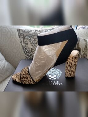 Vince Camuto Leopard Spot Block Heel Sandal - Black & Tan